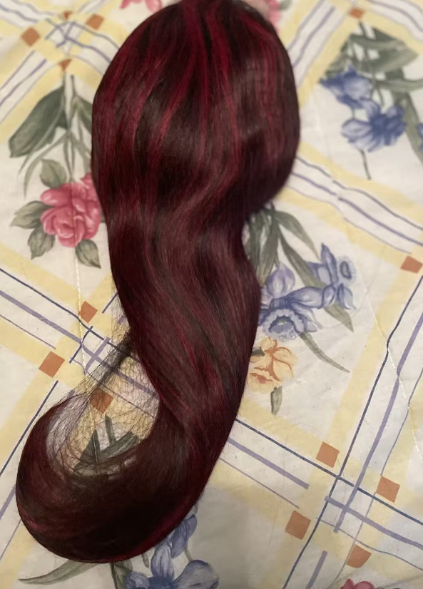 I received the hair really fast within a few days after ordering and this is such good quality I’m so impressed with the item and the service the seller maintained great communication and responded fast. There is no bad smell and the hair feels so soft !!