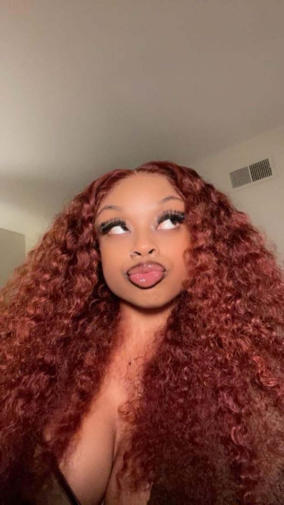 I love this wig.Its really cute,I love the texture the color.It didn’t have a funny smell and I love the curls.Its well worth the price and I would buy it again and recommend it to my friends