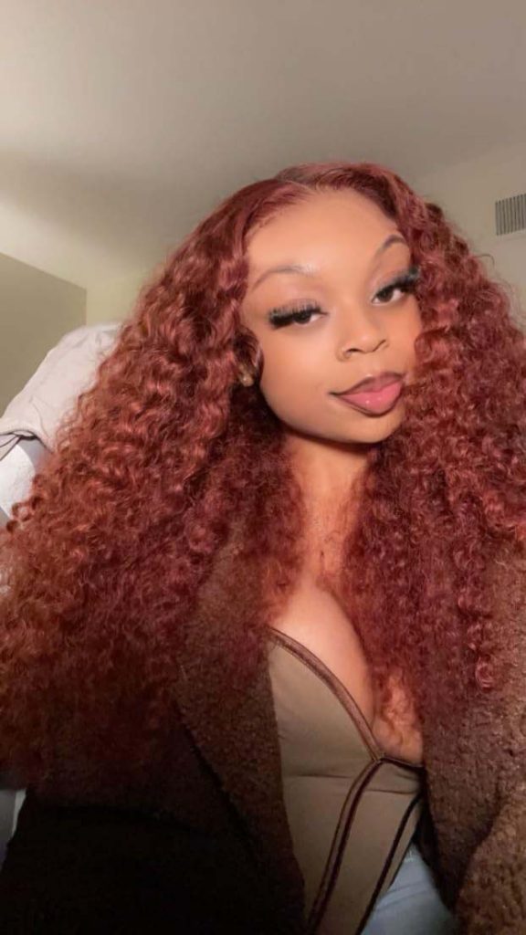 I love this wig.Its really cute,I love the texture the color.It didn’t have a funny smell and I love the curls.Its well worth the price and I would buy it again and recommend it to my friends